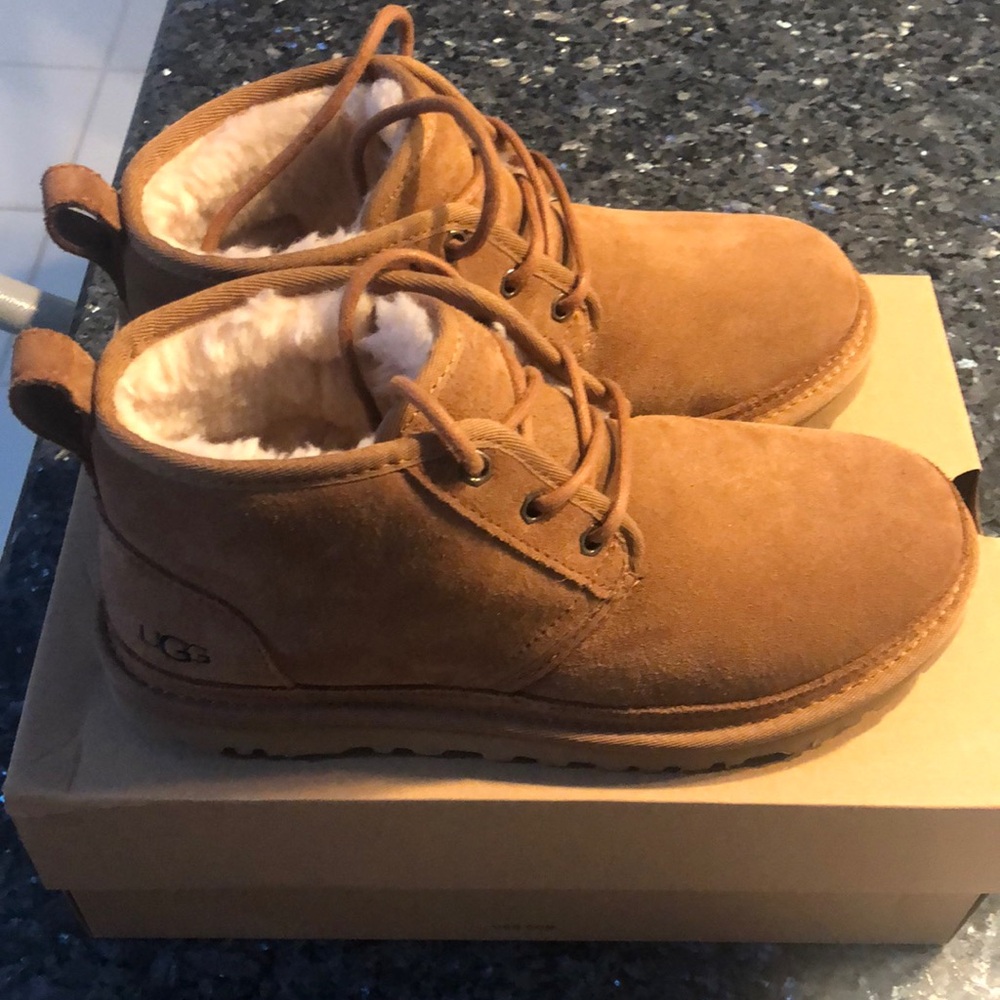 UGG neural classic boots size W8. Great condition never worn.